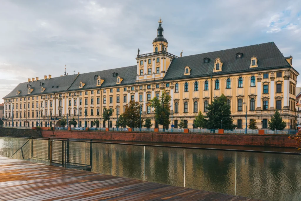 budynek uniwersytetu